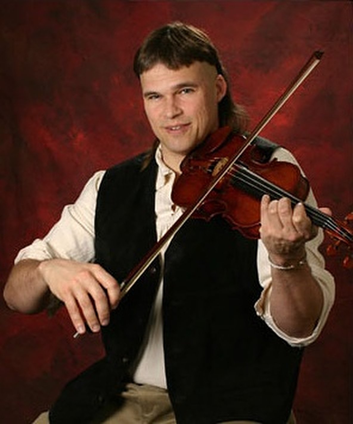 Travis Wetzel playing fiddle
